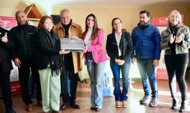 Arauco: Florencia López entregó ecógrafo doppler y electro cardiógrafo al hospital San Nicolas.