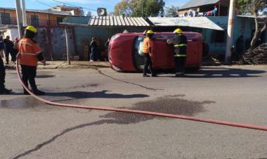 Automóvil choco otro auto estacionado y termino volcando