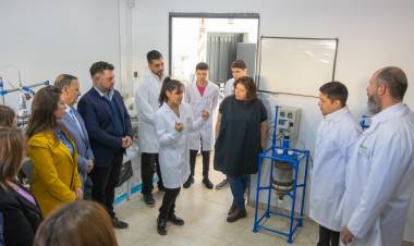 Quintela y Carla Vizzotti visitaron la producción del Aceite de Cannabis Medicinal que será distribuido de forma gratuita en la provincia