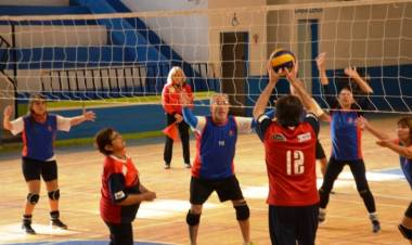 Chepes: New Com y Vóley Recreativo en el Polideportivo local.