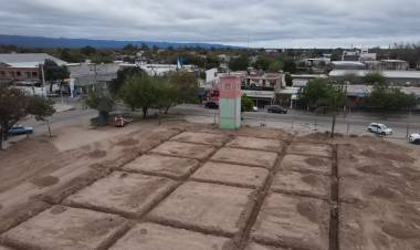 El Gobernador Ricardo Quintela constató el desarrollo de la obra de la nueva terminal de ómnibus de Chamical