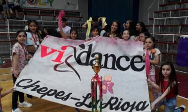 Exitosa actuación de la academia "ViDance" en la Capital Riojana