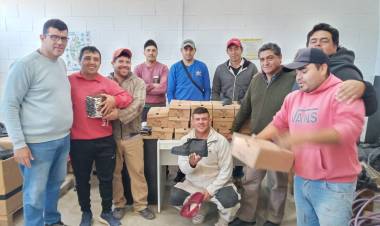 Chepes: entrega indumentaria de trabajo a personal del area de recoleccion de residuos