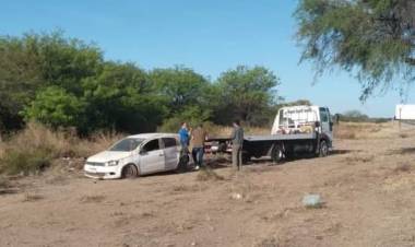 Chepes: automóvil derrapa tras reventón de neumático