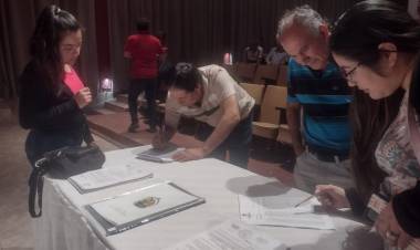 Chepes: Gobierno municipal entrega recategorizaciones a empleados publicos