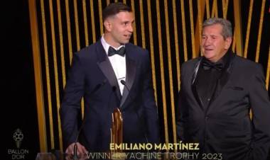 "Dibu" Martínez ganó el premio Yashin al mejor arquero del mundo