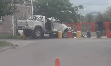 Conductor de una camioneta intentó evitar un choque frontal y terminó volcando