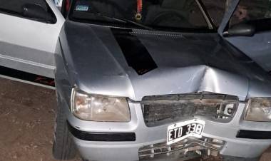 Ambil: Un conductor perdió el control de su auto y chocó contra un poste de luz