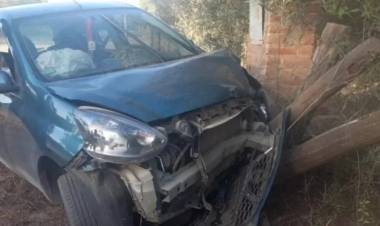 Chamical: una mujer perdió el control de su auto y terminó contra un cerco