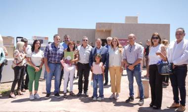 El Gobernador entregó la llave de su hogar a familias de Villa Castelli