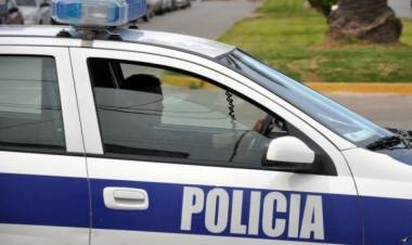 Ulapes: por problemas eléctricos un automóvil se incendió en plena calle