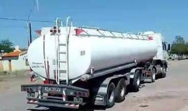 El Gobierno provincial entregó un camión cisterna para asistir con agua potable a Portezuelo y Malanzán