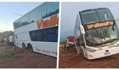 Un colectivo que tenía como destino la capital riojana, quedo varado en Río Paganzo