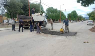Chepes: realizan trabajos de bacheo y arreglos sobre Av. Belgrano