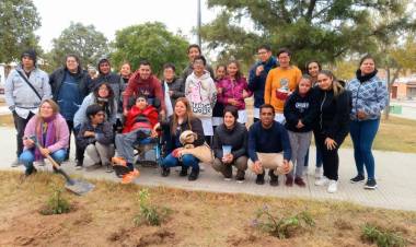 Alumnos de la Escuela N° 5 y Municipio realizaron campaña de forestación de la plaza 25 de Mayo