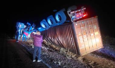 Vuelco de un camión sobre Ruta Nacional N°150