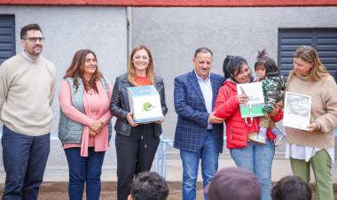 El Gobernador estuvo presente en la entrega de viviendas en La Rioja como parte del Plan Angelelli
