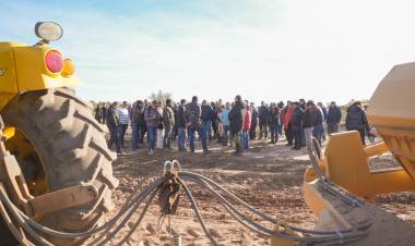 En la lucha contra la desertificación, el gobernador Ricardo Quintela visitó micro embalses en Chepes