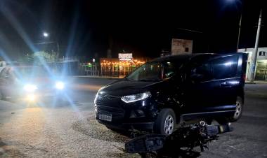 Accidente sobre Avenida San Martín entre motociclista y una camioneta