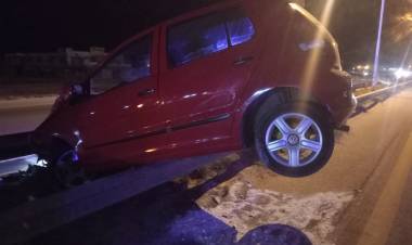 Automóvil quedó arriba de guardarraíl y su conductora salió ilesa