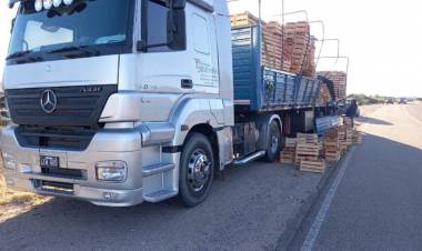 Chepes: se le abrió la compuerta a un camión y perdió gran cantidad de tomates en la ruta