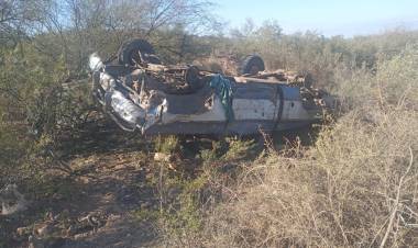 Conductor de camioneta perdió el control y volcó en Ruta 9