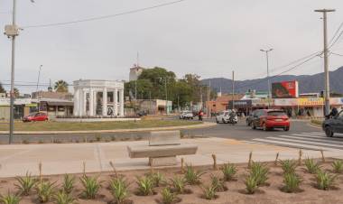 El gobernador junto al intendente habilitaron la obra de puesta en valor de la Llama Votiva 