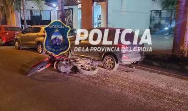 Conductor intentó esquivar un pozo y chocó contra un auto estacionado