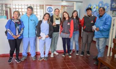 Agentes sanitarios visitan escuelas para informar e inscribir a estudiantes que quieran vacunarse contra el dengue 
