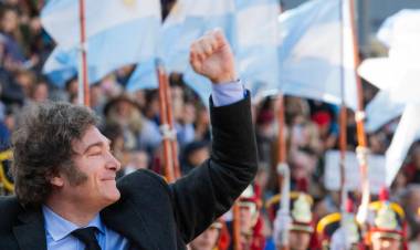 Javier Milei prometió eliminar las retenciones ante la Sociedad Rural