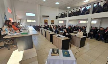 Autoridades departamentales tomaron juramento a la nueva Constitución Riojana