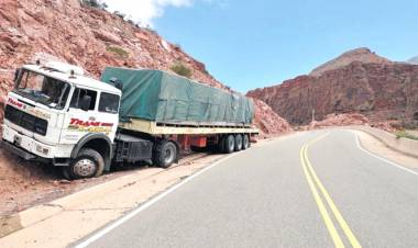 Camión de gran porte impactó contra el pie de un cerro en la Cuesta de Miranda