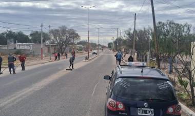 Av. 9 de Julio: trabajos de limpieza y pintura en cordones cuneta