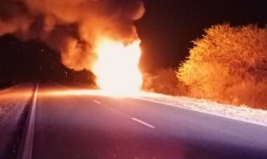 Milagro: Una camioneta se incendio en cercanías de la Terminal de Ómnibus