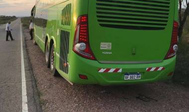 Niño fue atropellado al bajar de un colectivo que había quedado varado