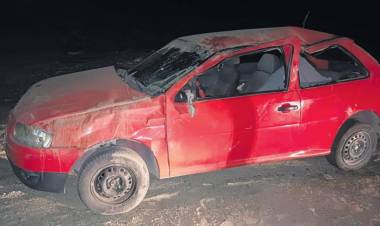 Manejaba alcoholizado, volcó su vehículo y quedó detenido por agredir a la Policía