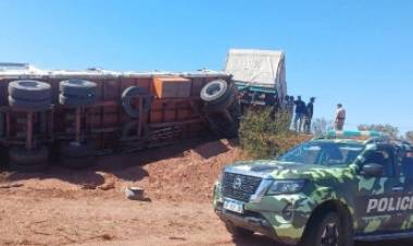 Volcó un camión lleno de tomates que iba camino a La Rioja