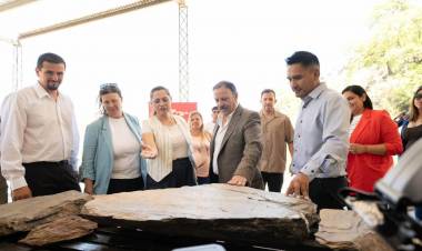El gobernador visitó la cantera de laja La Filita donde entregó maquinaria y equipamiento