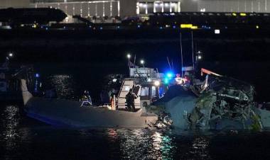 Un avión de pasajeros chocó en el aire con un helicóptero militar en EE.UU.
