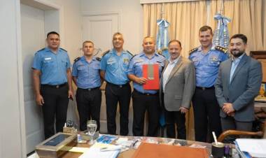 El Gobernador Ricardo Quintela hizo entrega de mobiliario a la comisaría de El Portezuelo