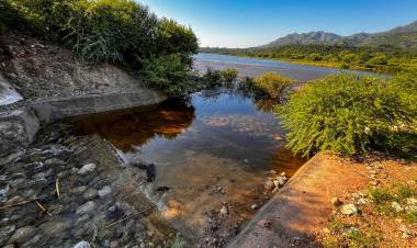 Chamical: El dique de La Aguadita ya supera su cota máxima y el agua sale por el vertedero