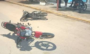 Chepes: dos motos chocan de frente por esquivar control policial