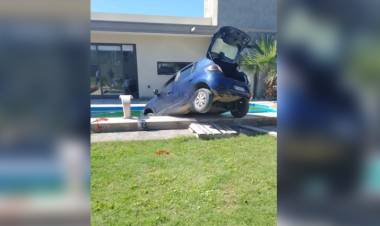 Un niño de dos años dio arranque a un automóvil y terminó colgando en una pileta 