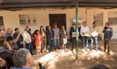 Presentan el "Bus Turístico" para recorrer la ruta del vino en la Costa Riojana 