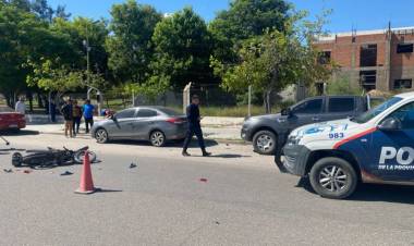 Un joven motociclista debió ser hospitalizado tras grave choque con una camioneta