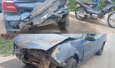 Chepes: Un conductor en estado de ebriedad choco a una moto y un auto que estaban estacionados