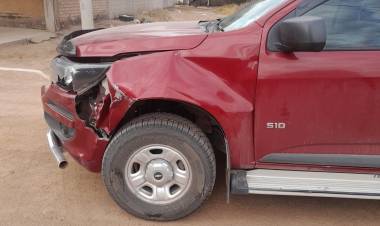 Chepes: joven conductora impacta camioneta contra automóvil