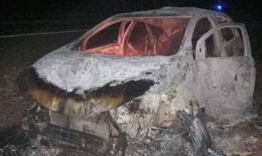 En Caucete: Vecino de Chepes volcó y se incendió su auto