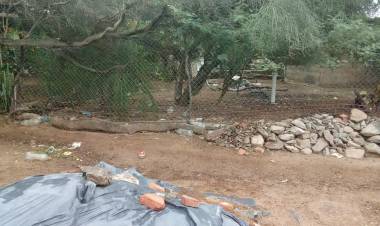 Denuncian el robo de columnas de hierro en un terreno de Ulapes