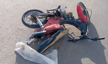 Chepes: arenal provoca caída de un joven de su moto